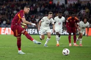 Artem Dovbyk sút hỏng phạt đền cho AS Roma tại Stadio Olimpico mùa Europa League 2025/26