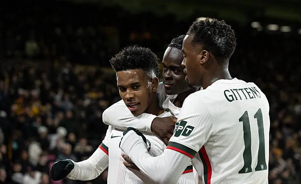 Bốn cầu thủ U21 của Chelsea ăn mừng sau trận thắng Wolves