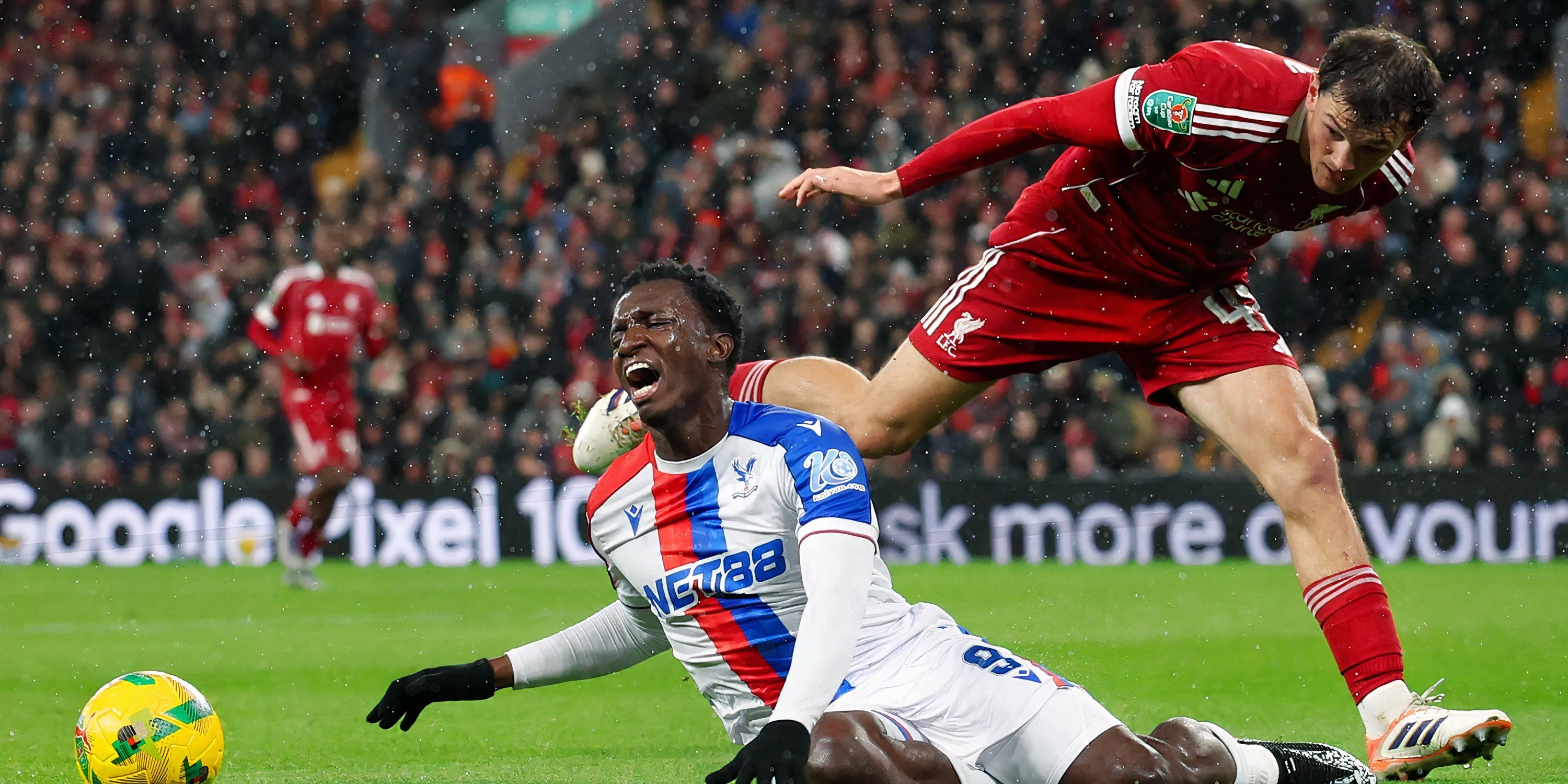 Calvin Ramsay trong pha cản phá, thể hiện mặt phòng ngự lẫn tấn công