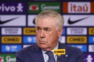 Carlo Ancelotti trong buổi họp báo, hình ảnh thể hiện sự ảnh hưởng của ông trong pha quyết định giữ cầu thủ tại Napoli.