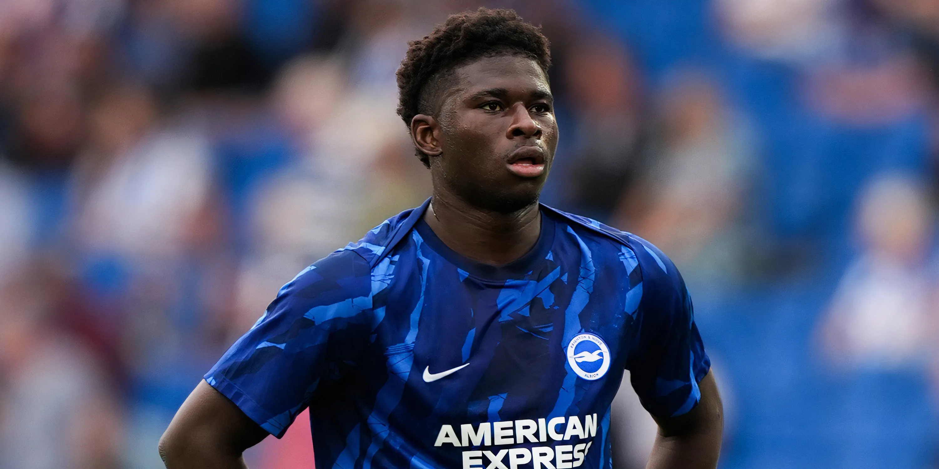 Carlos Baleba khởi động trước trận đấu của Brighton, thể hiện phong cách chơi xông xáo và khả năng thu hồi bóng