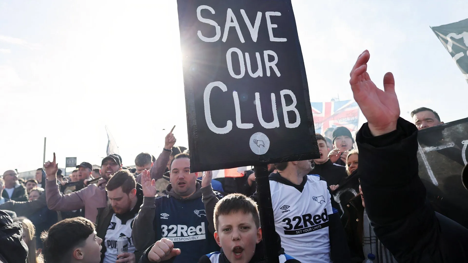 CĐV Derby County tụ tập ủng hộ chiến dịch cứu CLB