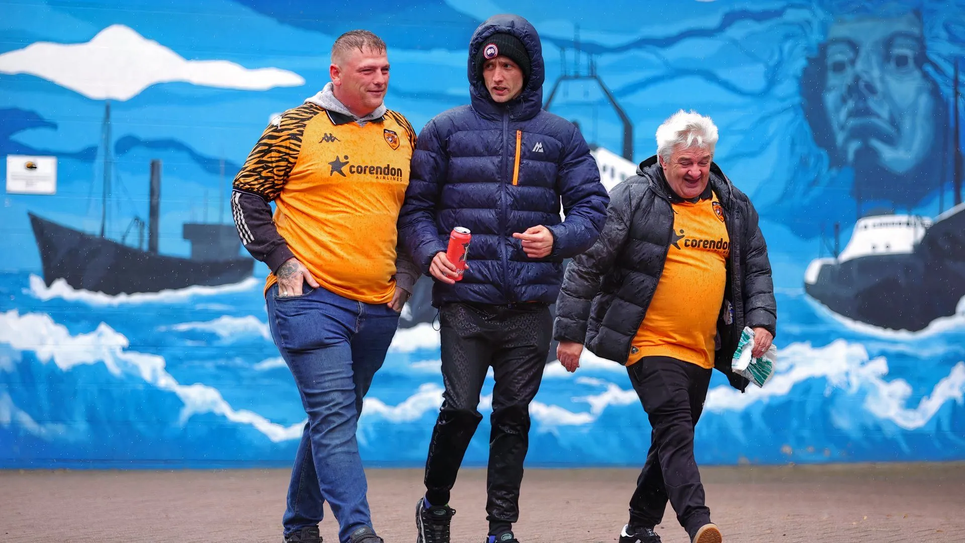 CĐV Hull City cổ vũ trên khán đài MKM Stadium