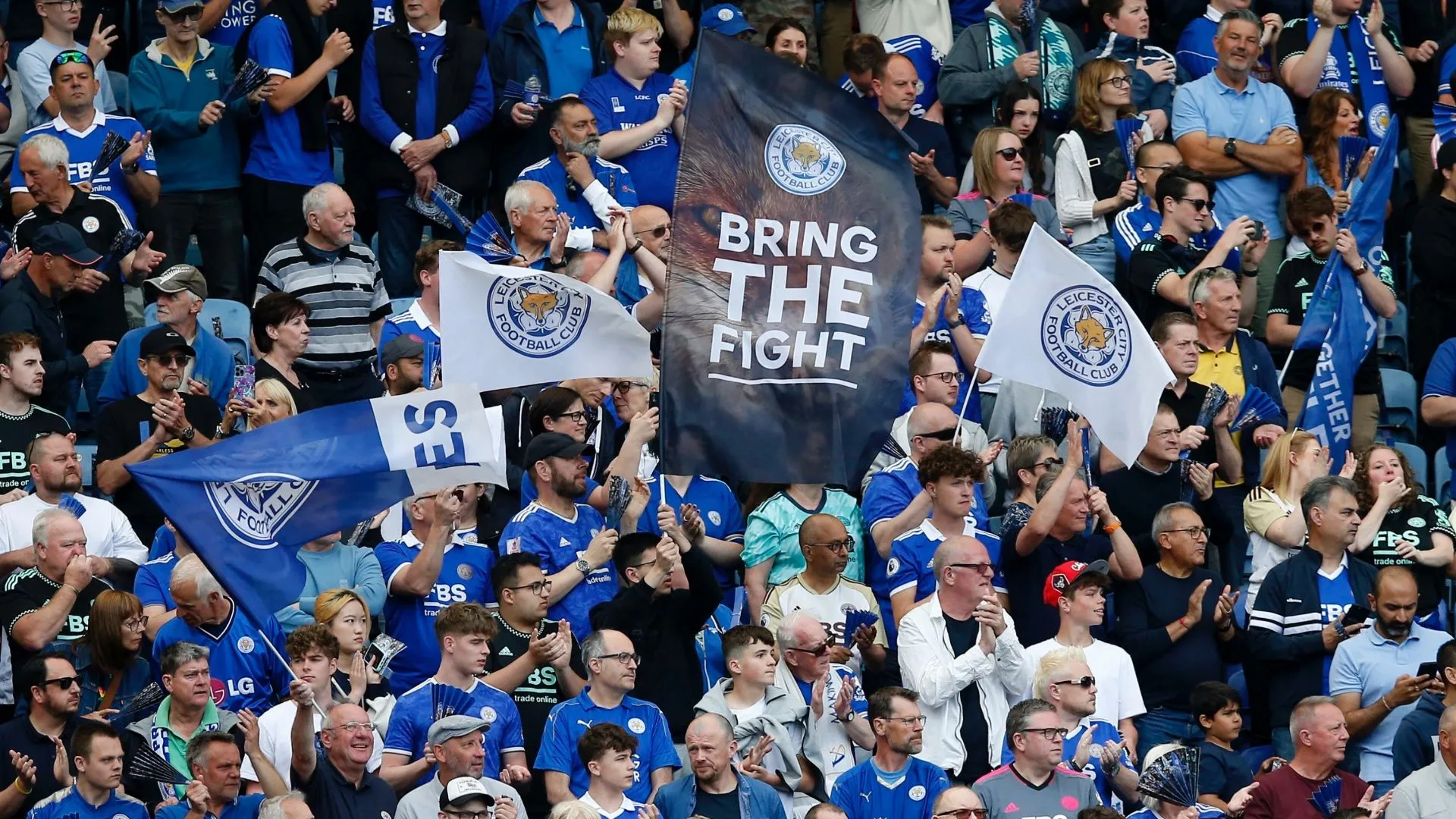 CĐV Leicester hụt hẫng sau khi đội bóng không thể giữ chỗ trong Premier League