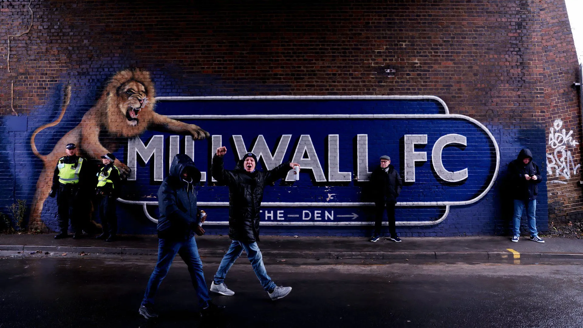 CĐV Millwall với tiếng hát và áp lực lớn dành cho đội khách trên sân The Den