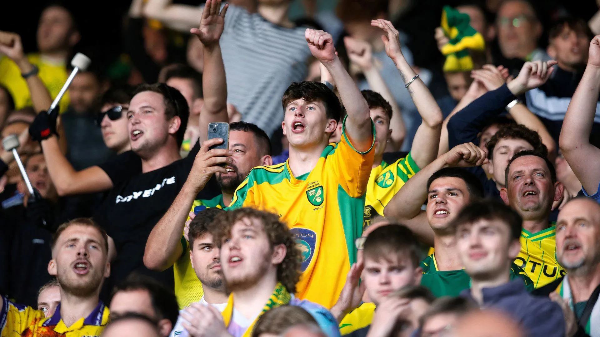CĐV Norwich ăn mừng và lo lắng khi đội bóng lên xuống hạng liên tục