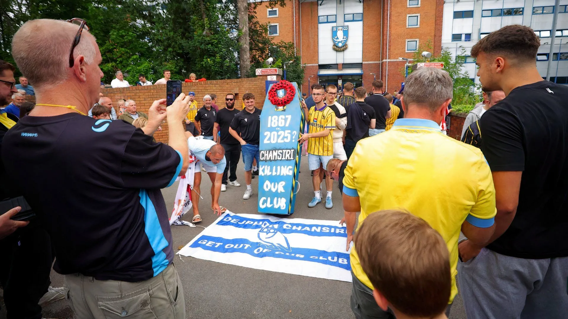 CĐV Sheffield Wednesday biểu tình trước Hillsborough vì vấn đề tài chính chủ sở hữu