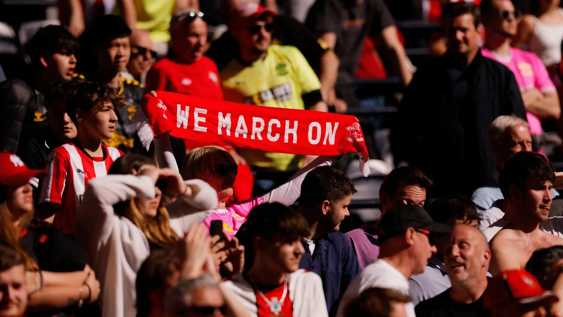 CĐV Southampton thất vọng sau khi đội bóng xuống hạng và sa sút phong độ