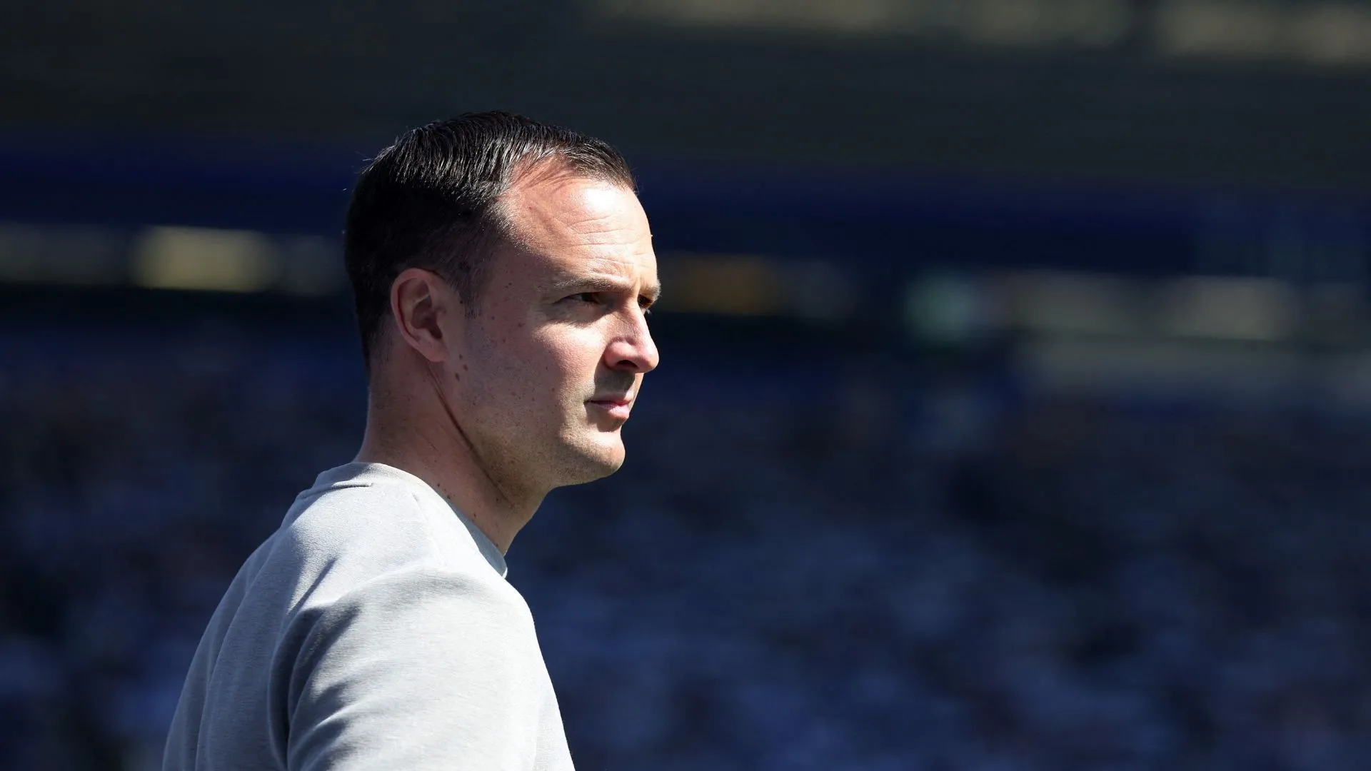 Chris Davies trong buổi trả lời trực tiếp về tình hình đội bóng