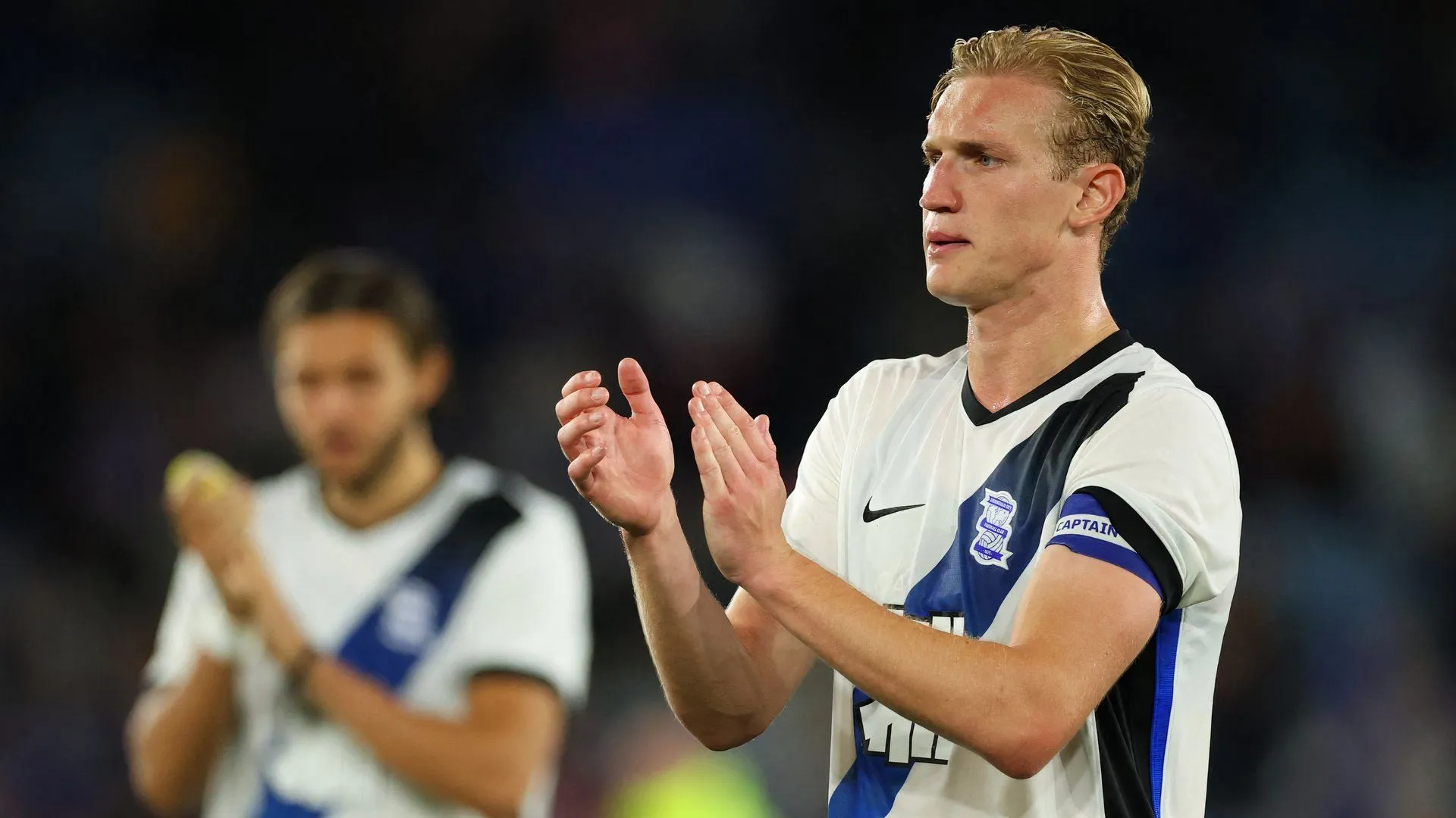 Christoph Klarer trong pha tranh bóng trên không cho Birmingham