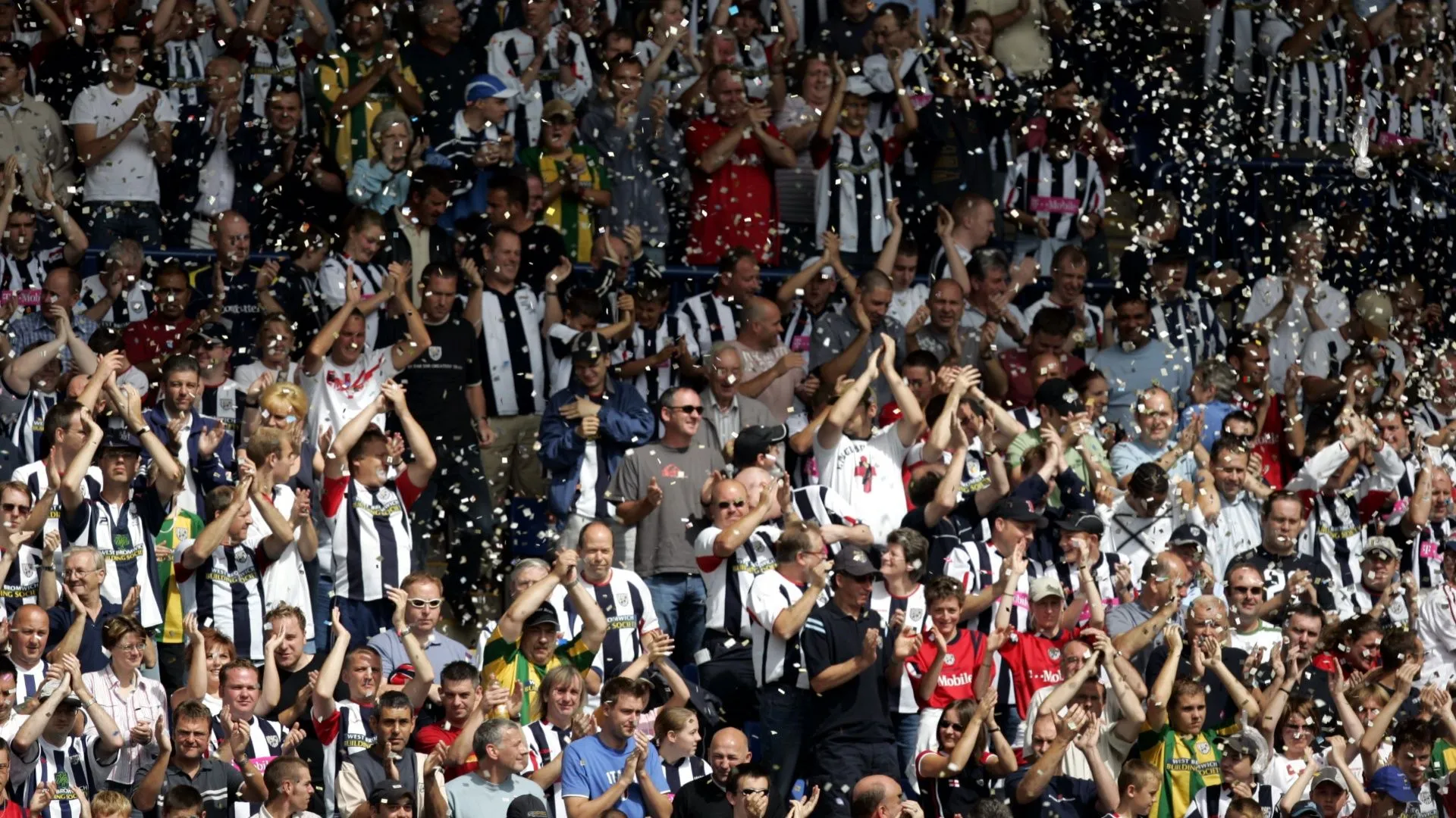 Cổ động viên phản đối mức giá vé cao trước trận Coventry vs West Brom tại CBS Arena