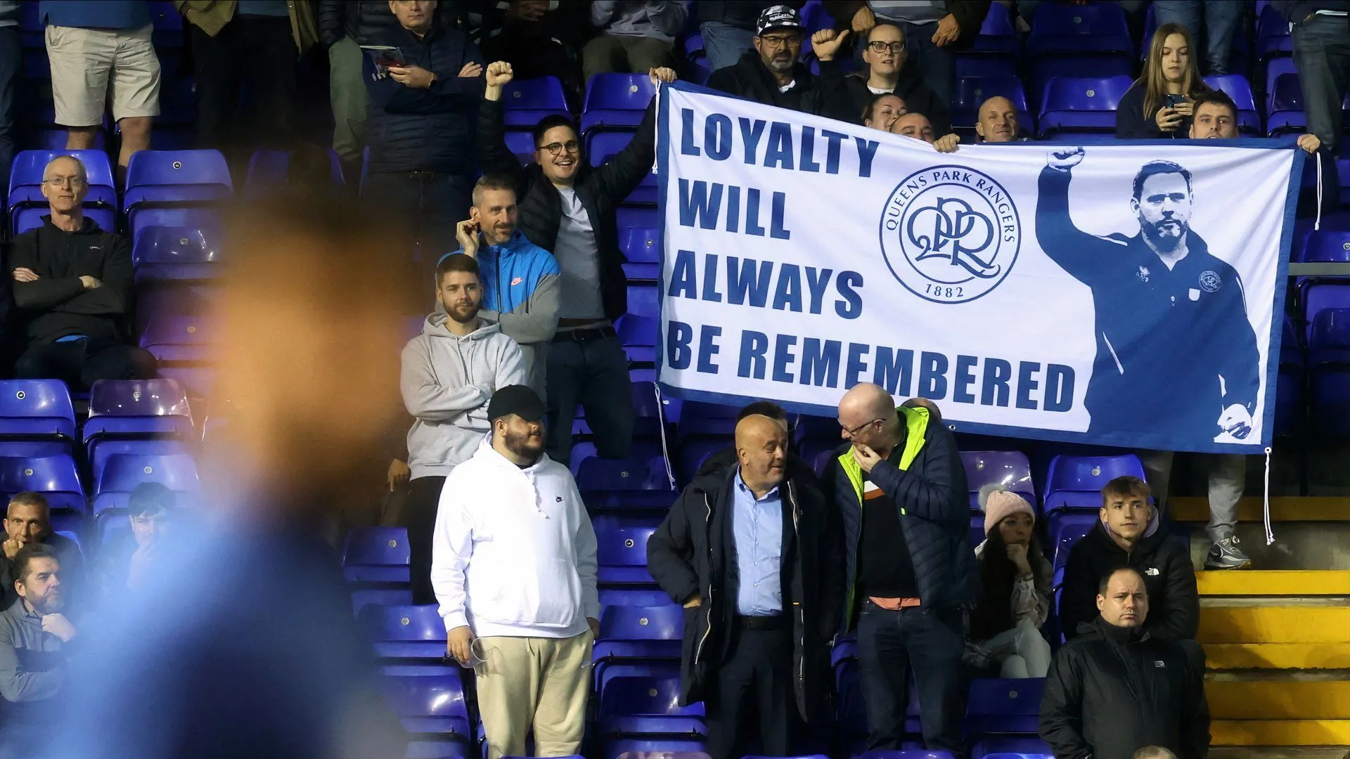 Cổ động viên QPR ăn mừng trên khán đài, tiếp lửa cho đội bóng ở Championship