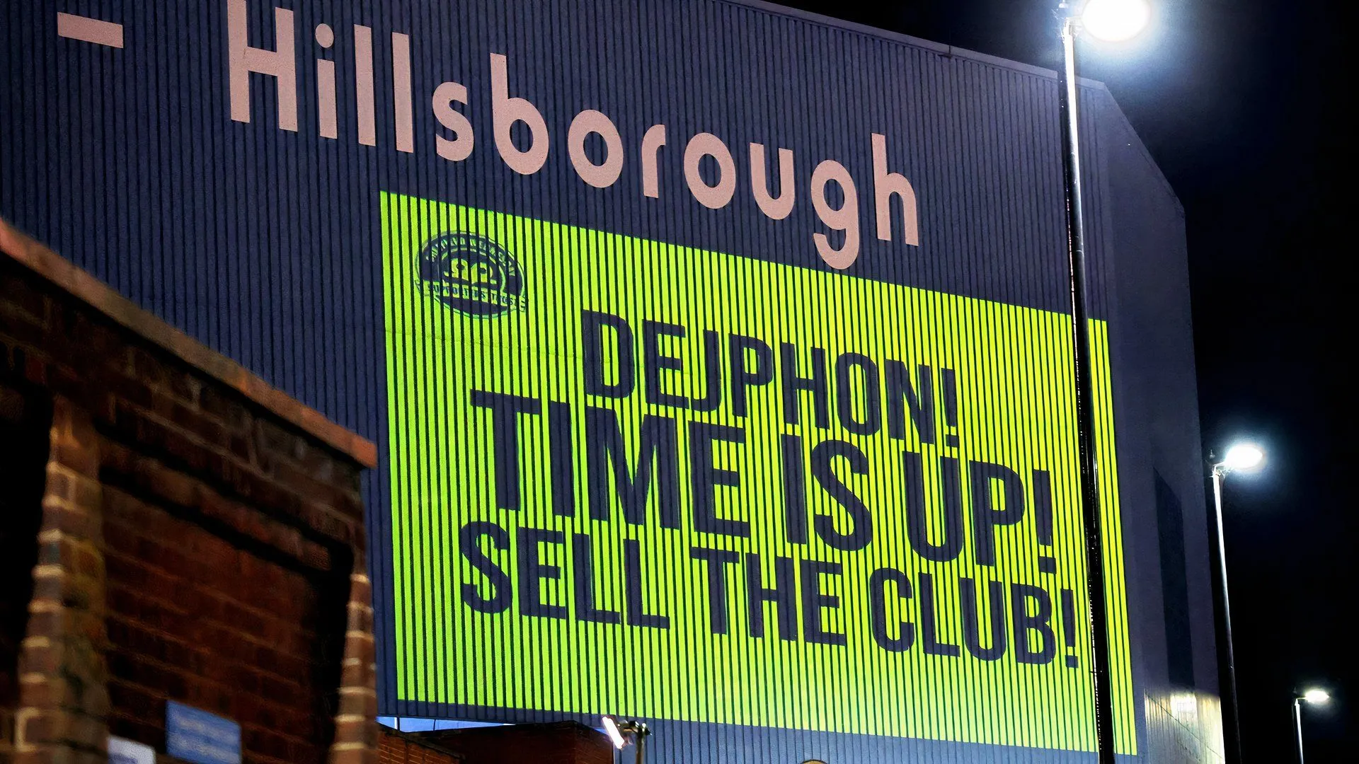 Cổ động viên Sheffield Wednesday biểu tình phản đối chủ sở hữu Dejphon Chansiri trước trận đấu