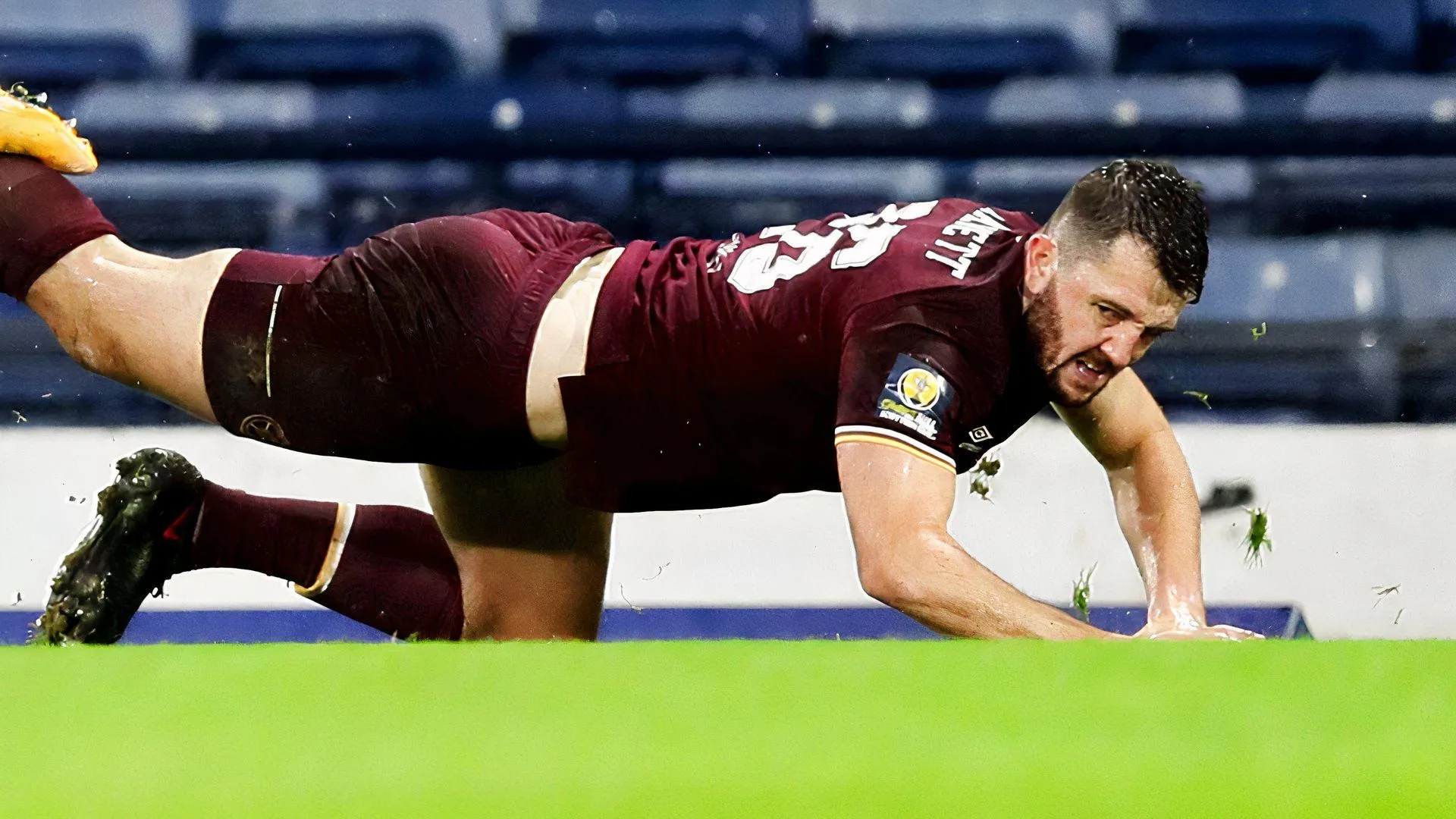 Craig Halkett ăn mừng bàn thắng quyết định cho Hearts trong derby Edinburgh