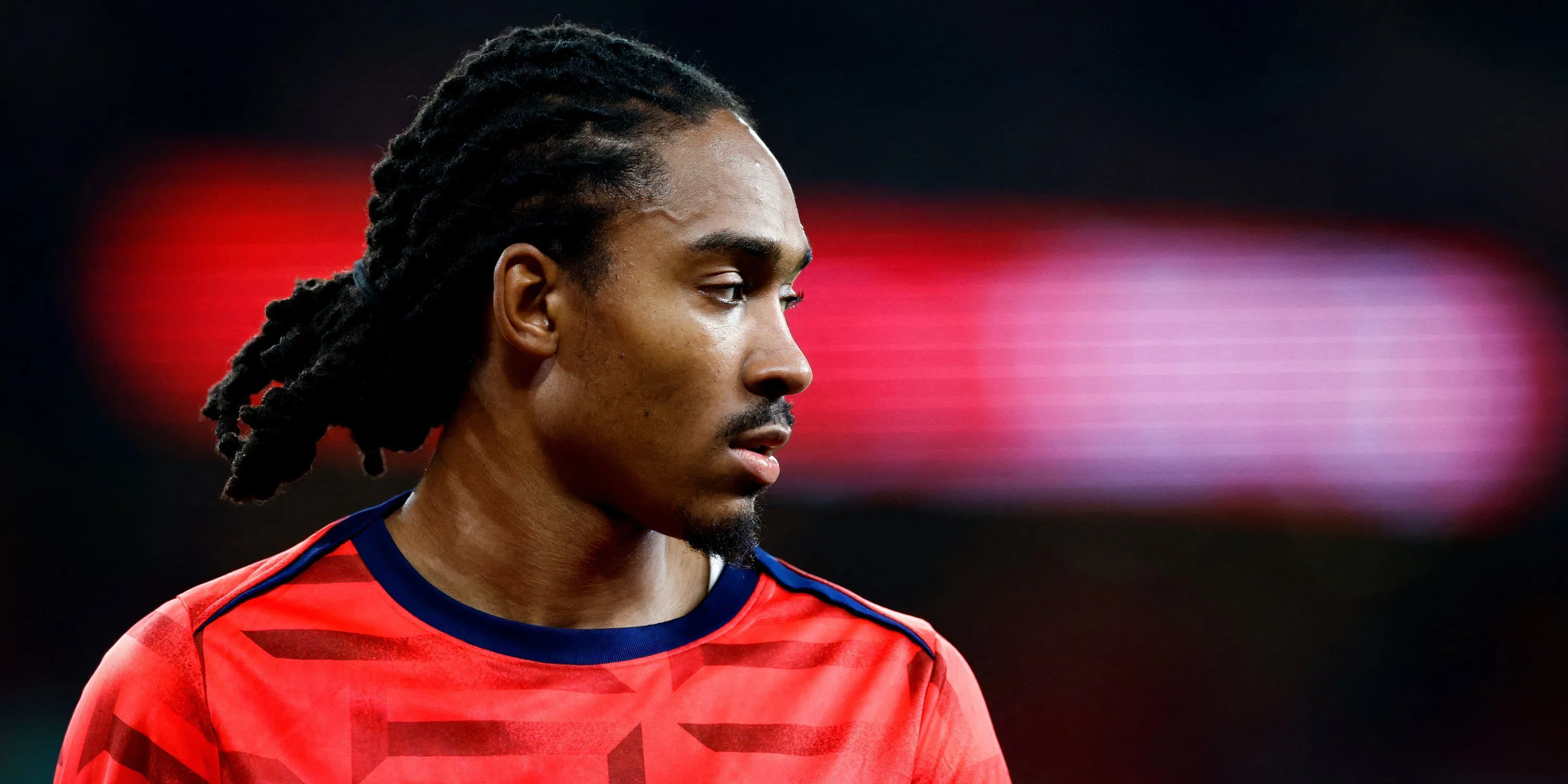 Djed Spence buộc dây giày trước quả phạt góc dẫn tới bàn thắng của Newcastle