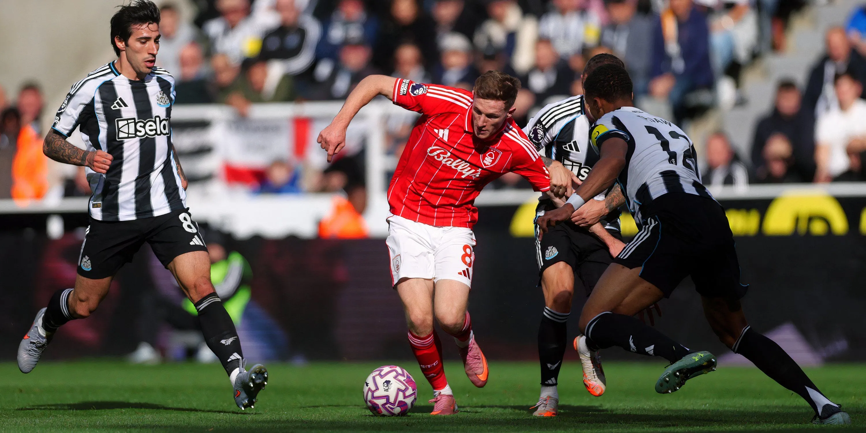 Elliot Anderson trong màu áo Nottingham Forest, mục tiêu trở lại Newcastle