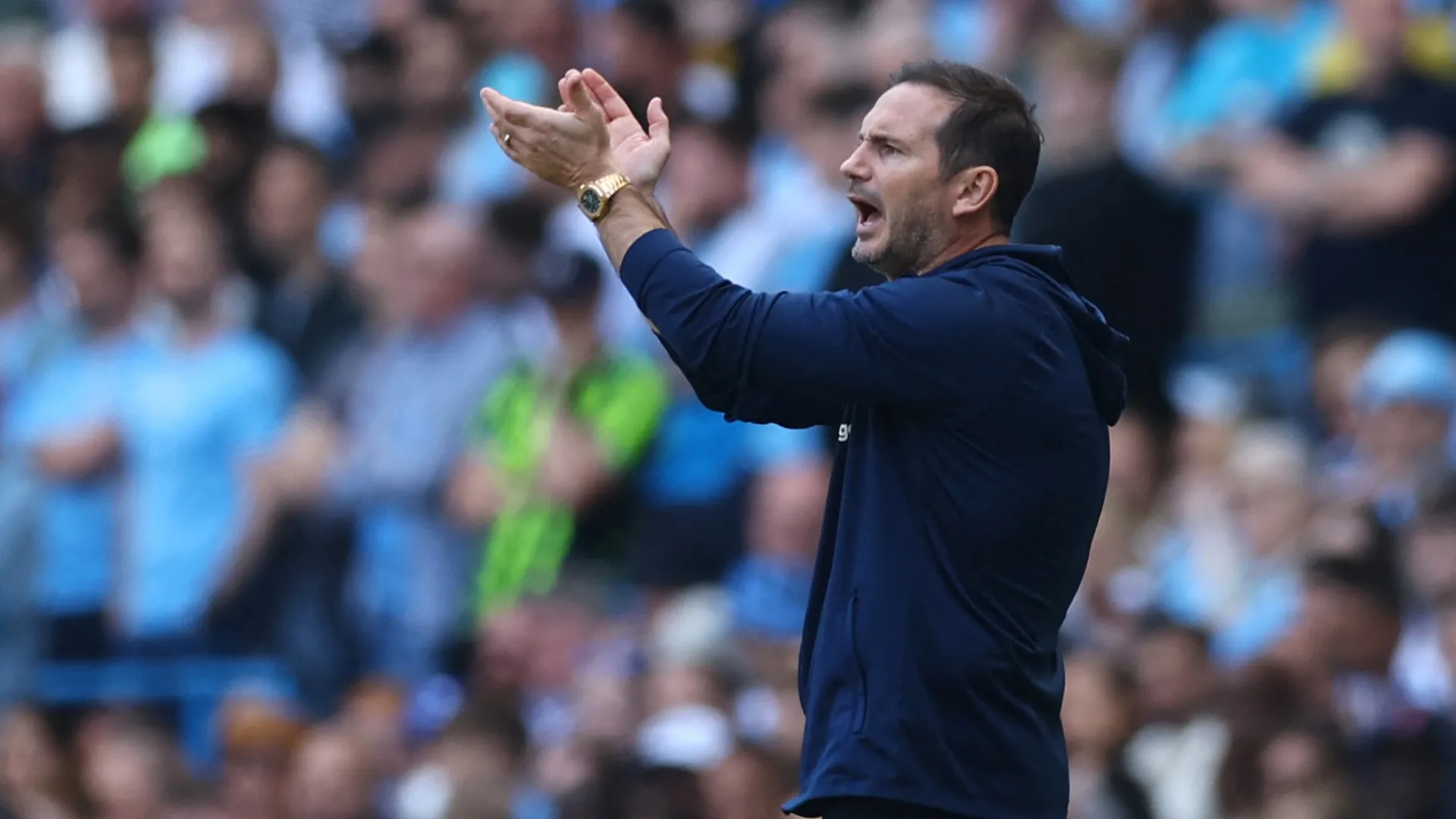 Frank Lampard huấn luyện Coventry City trên sân, biểu trưng cho chiến thuật và phong độ đội bóng dưới tay ông