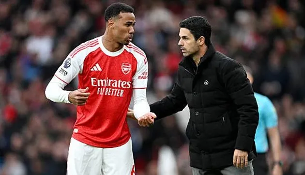 Gabriel Magalhães giơ tay chỉ đạo đồng đội trong trận đấu, biểu tượng của sự lãnh đạo hàng thủ Arsenal