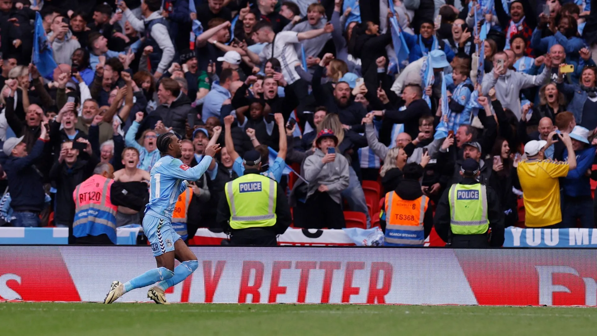 Haji Wright trong màu áo Coventry City trên sân nhà