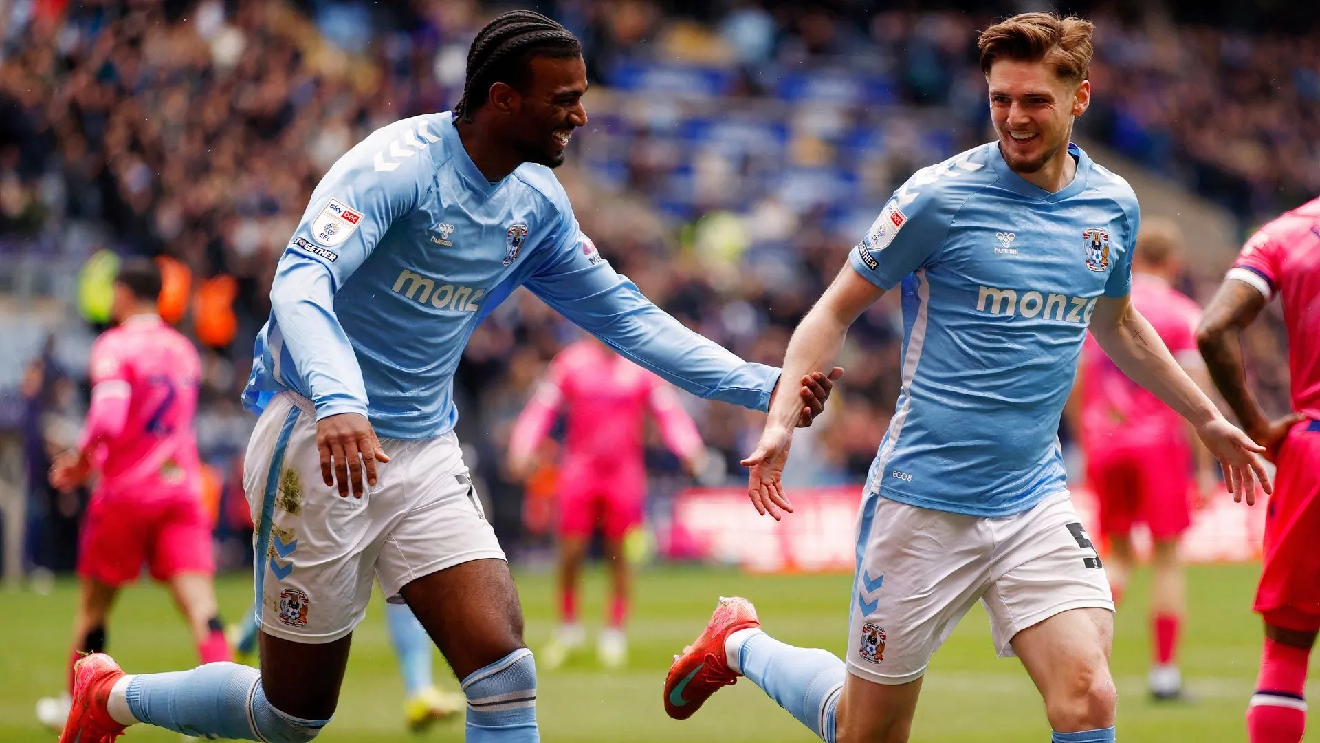 Haji Wright và Jack Rudoni trong màu áo Coventry City, biểu tượng sức mạnh tấn công của đội bóng