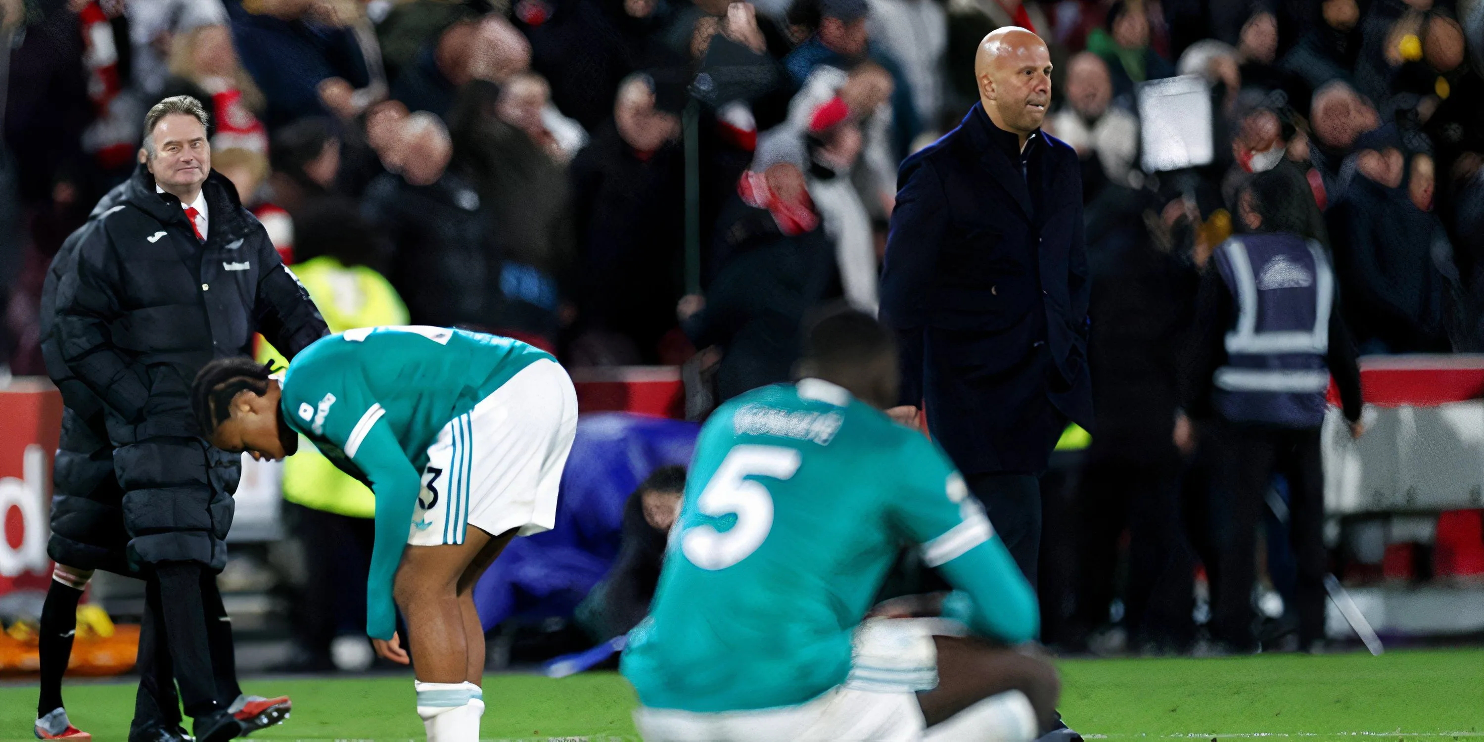 HLV Arne Slot của Liverpool trên đường pitch, thể hiện áp lực sau chuỗi trận khởi đầu khó khăn của đội bóng