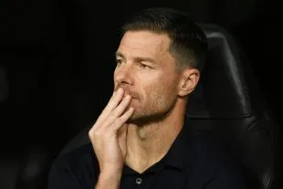 HLV Xabi Alonso của Real Madrid theo dõi trận đấu Champions League mùa 2025/26