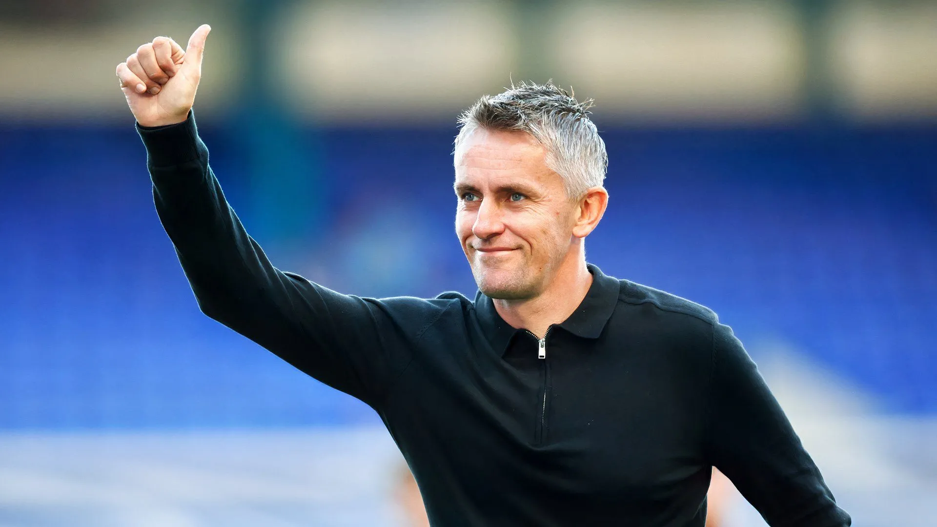 Huấn luyện viên Kieran McKenna đứng bên đường biên, đối mặt bài toán nhân sự hàng công Ipswich