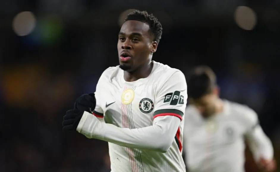 Jamie Gittens mừng bàn thắng quyết định cho Chelsea tại Molineux