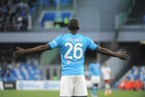 Kalidou Koulibaly khoác áo Napoli năm 2022, trung vệ Senegal trong màu áo Partenopei.