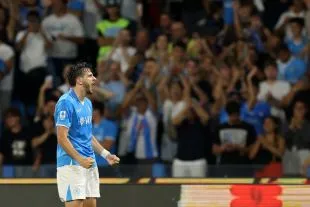 Khvicha Kvaratskhelia ăn mừng bàn thắng cho Napoli, lựa chọn chạy cánh trái trong đội hình Spalletti