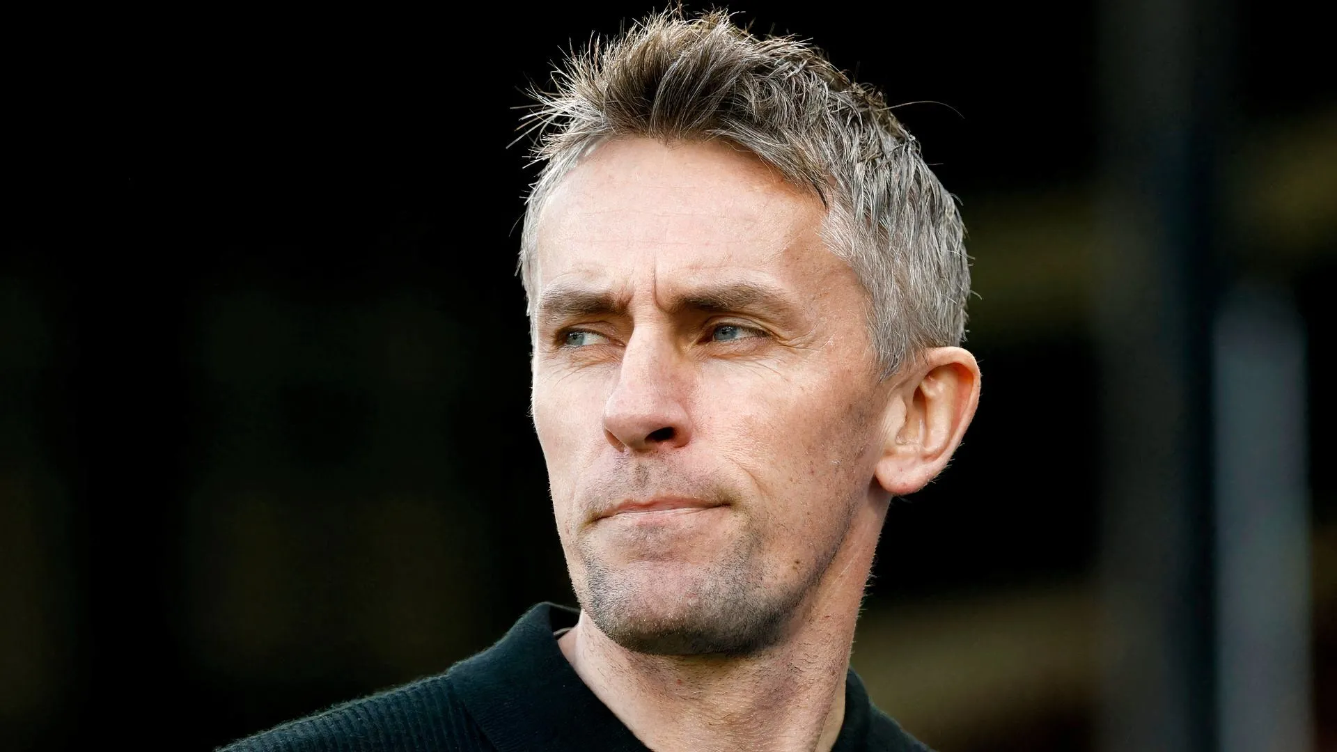 Kieran McKenna chỉ đạo Ipswich Town trên băng ghế kỹ thuật tại Portman Road, biểu cảm tập trung khi đội gặp khó