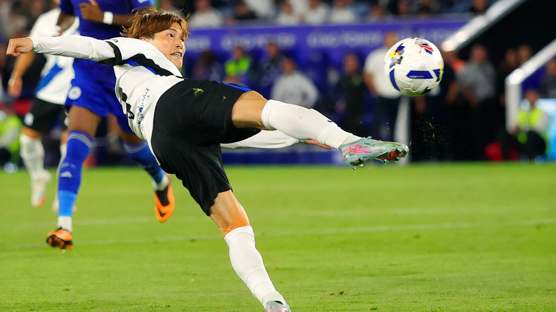 Kyogo Furuhashi chạy trong màu áo Birmingham City, đối diện áp lực kỳ vọng về bàn thắng và vị trí số 9