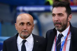 Luciano Spalletti trò chuyện cùng Gigi Buffon tại Reggio Emilia, hình ảnh liên quan đến khả năng dẫn dắt Juventus