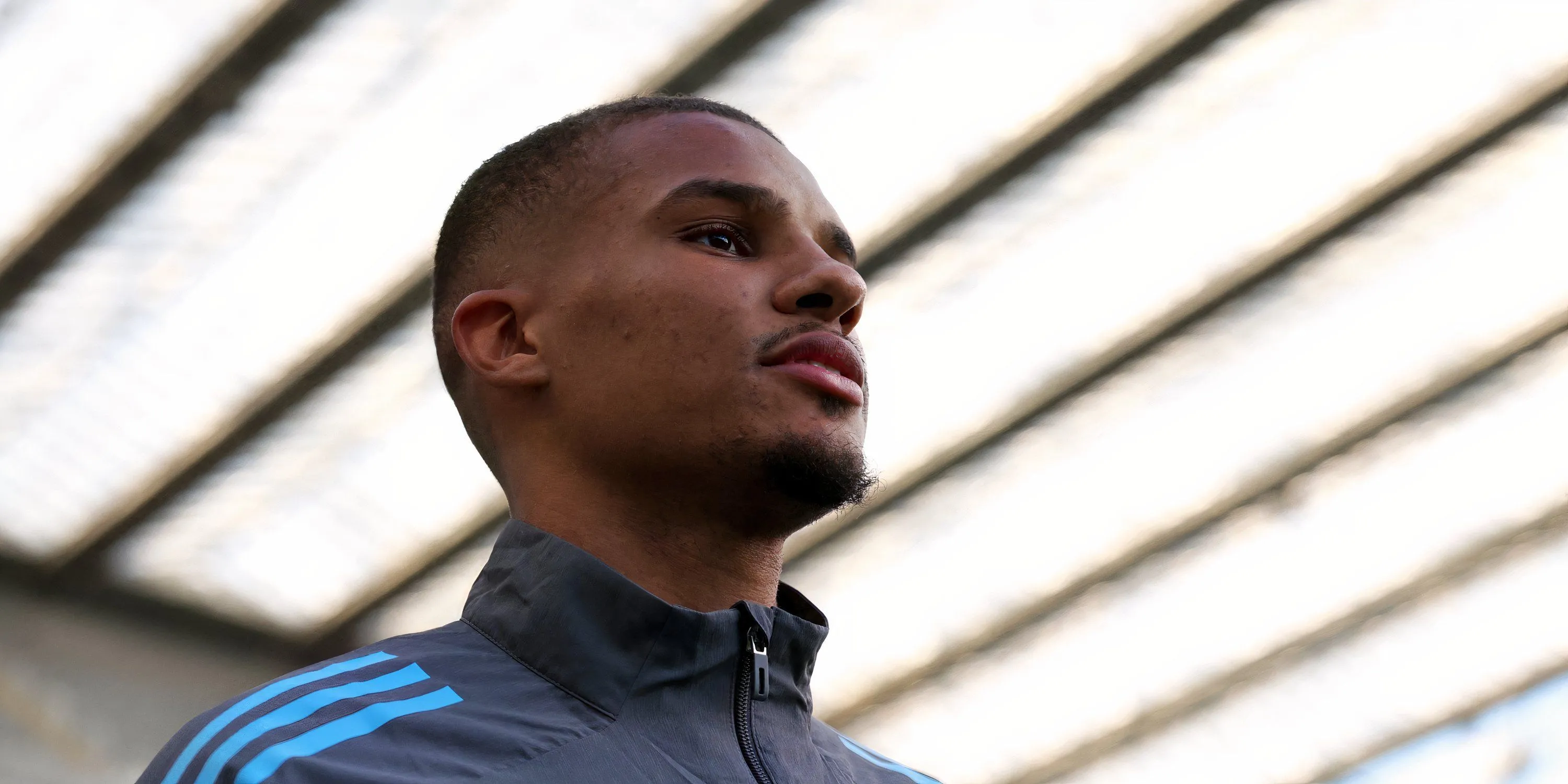 Malick Thiaw tranh chấp trên không và chuyền bóng chính xác từ hàng thủ Newcastle