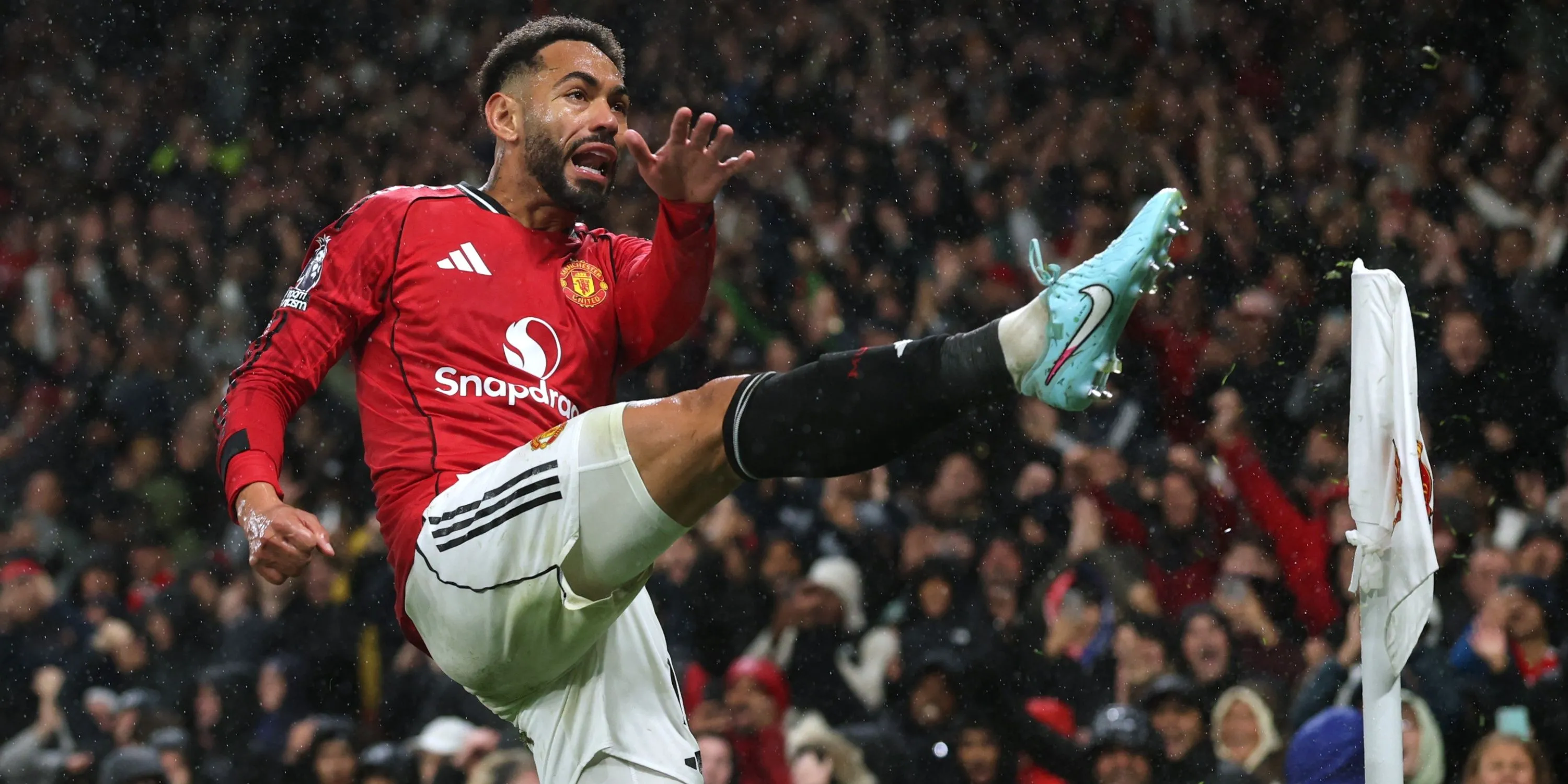 Matheus Cunha tấn công nguy hiểm trong vòng cấm