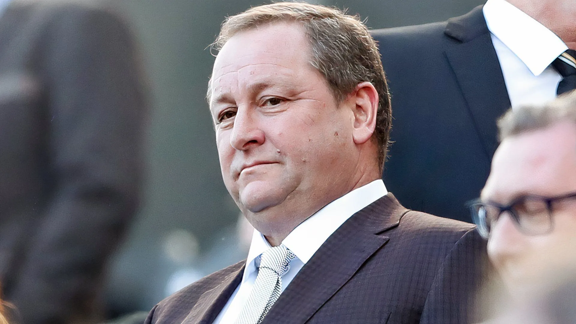Mike Ashley được đưa vào danh sách những người quan tâm mua lại Sheffield Wednesday