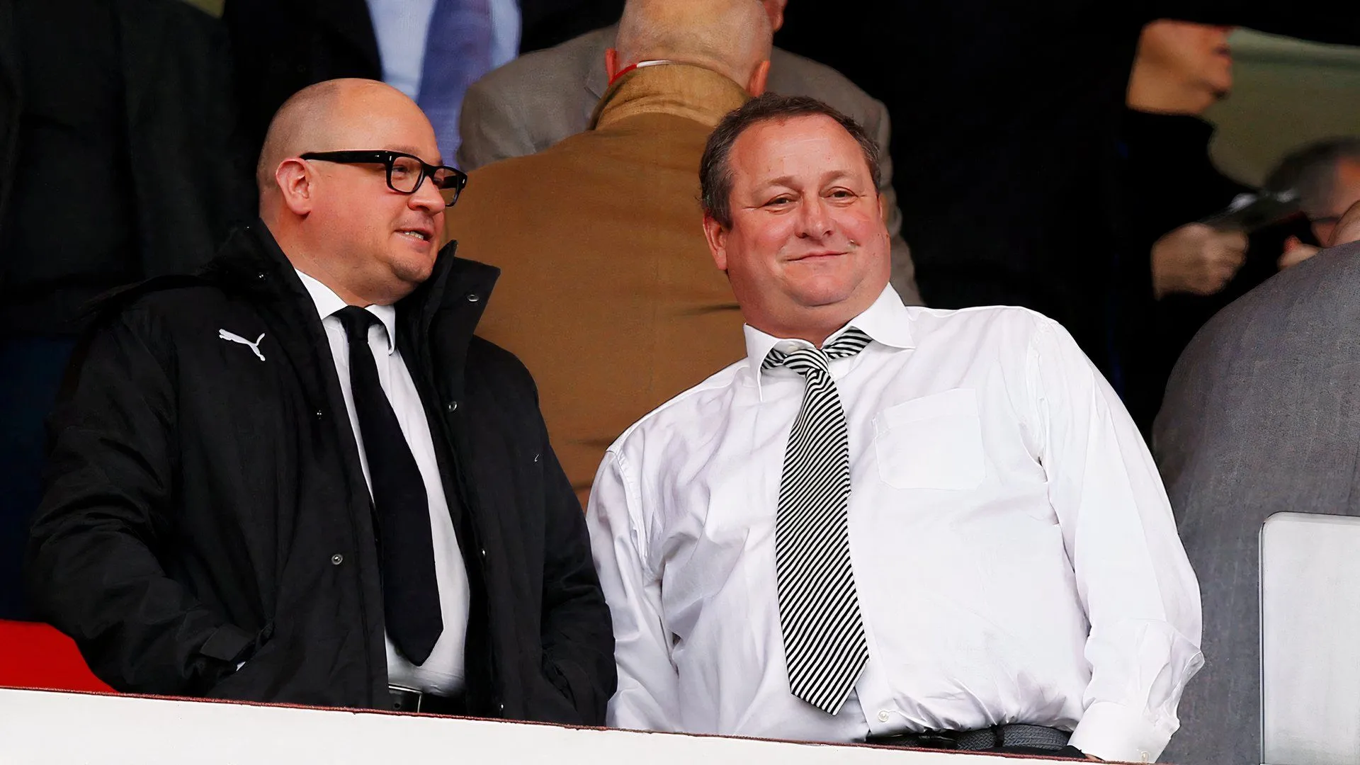 Mike Ashley trong giai đoạn sở hữu Newcastle — biểu tượng của tranh cãi giữa chủ sở hữu và người hâm mộ