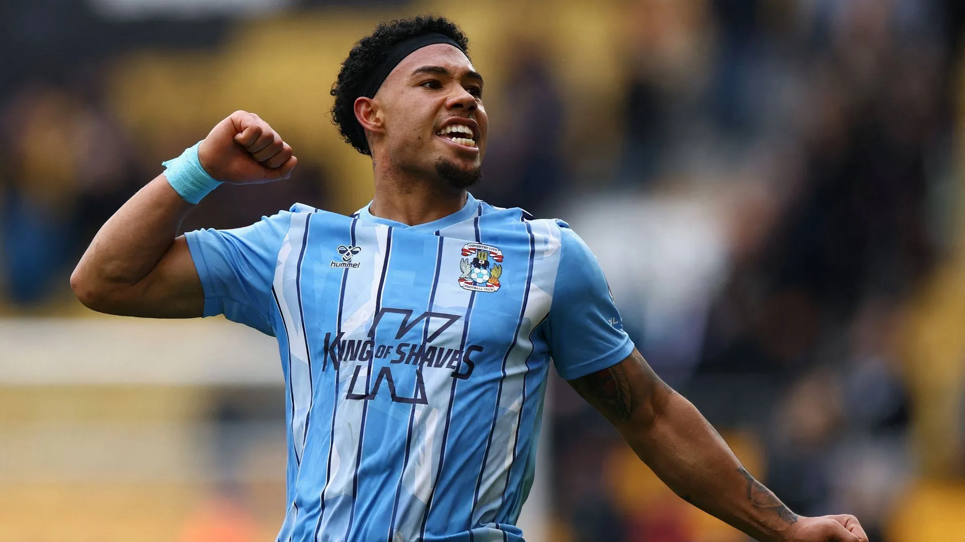 Milan van Ewijk tạt bóng cho đồng đội từ cánh phải