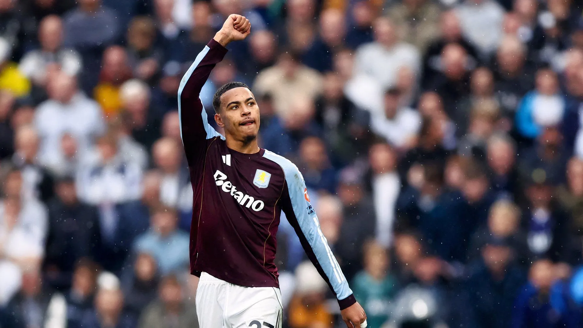 Morgan Rogers trong màu áo Aston Villa chạy chỗ tấn công