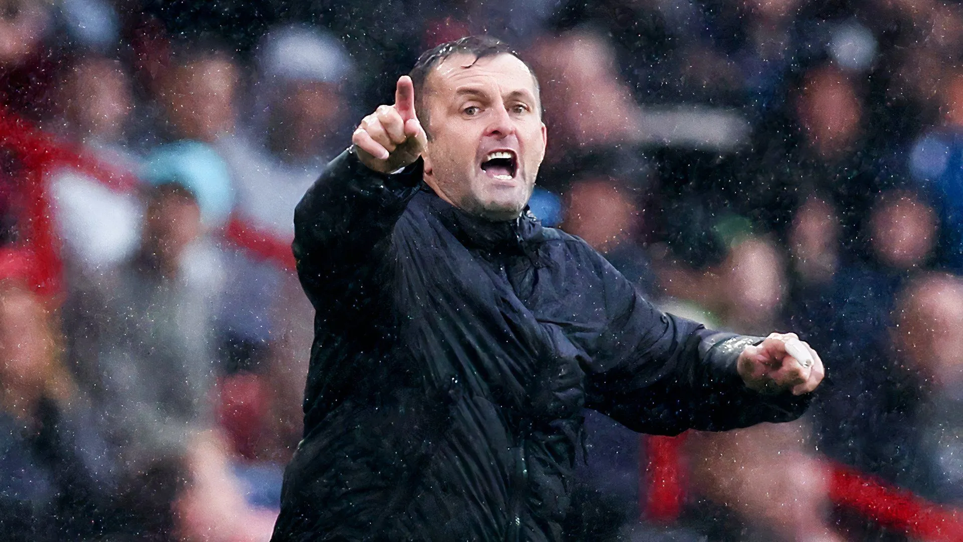 Nathan Jones theo dõi trận đấu, chiến thuật phản công và kỷ luật phòng ngự giúp Charlton thi đấu ổn định