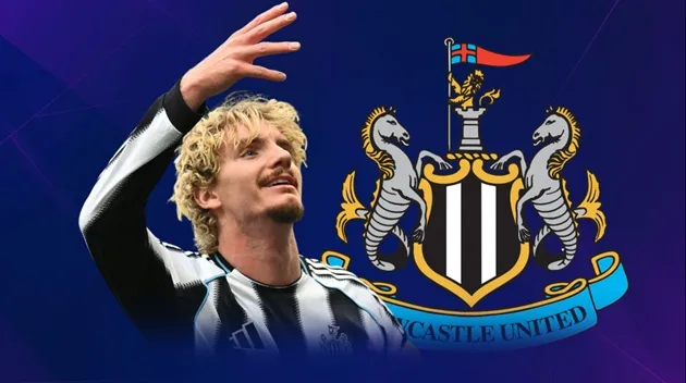 Nick Woltemade ăn mừng bàn thắng giúp Newcastle tại St James' Park
