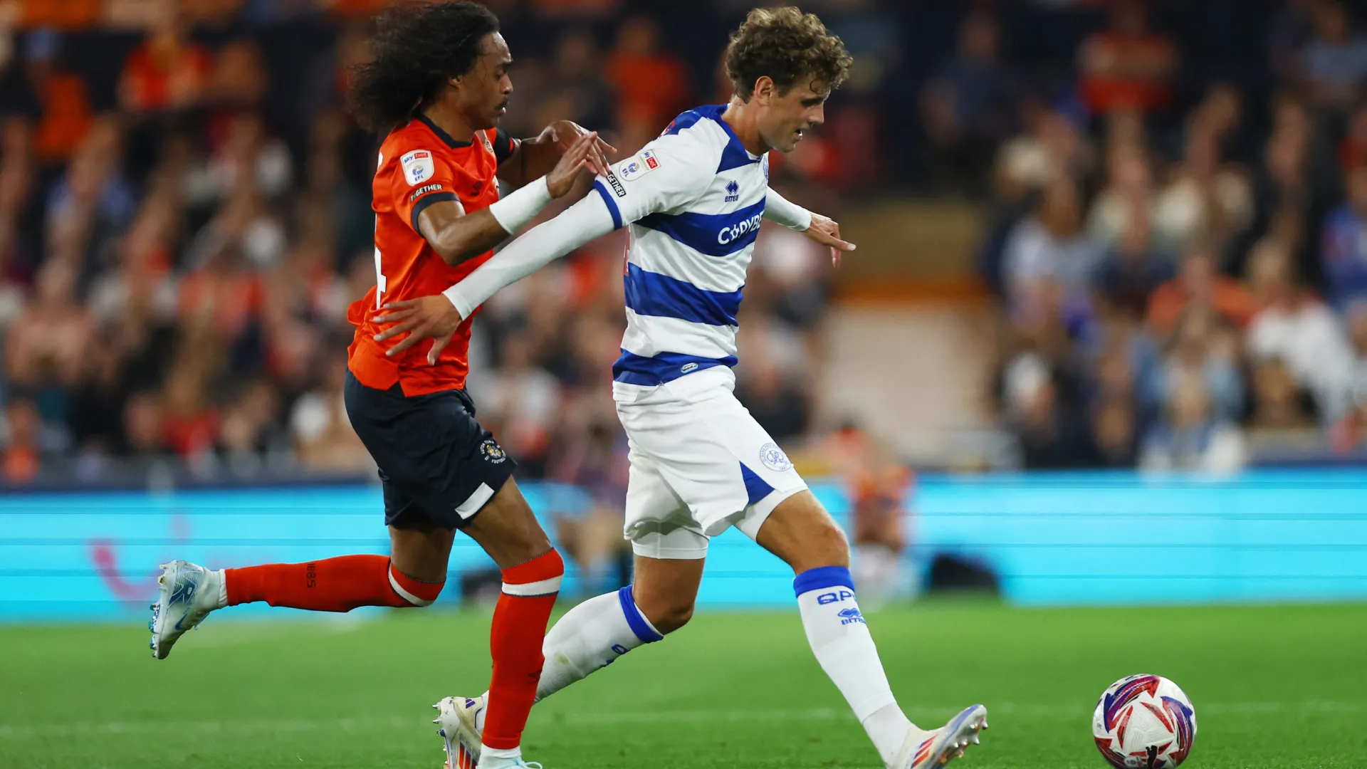 Nicolas Madsen trong màu áo QPR, tiền vệ tấn công ghi dấu ấn trận thắng Swansea