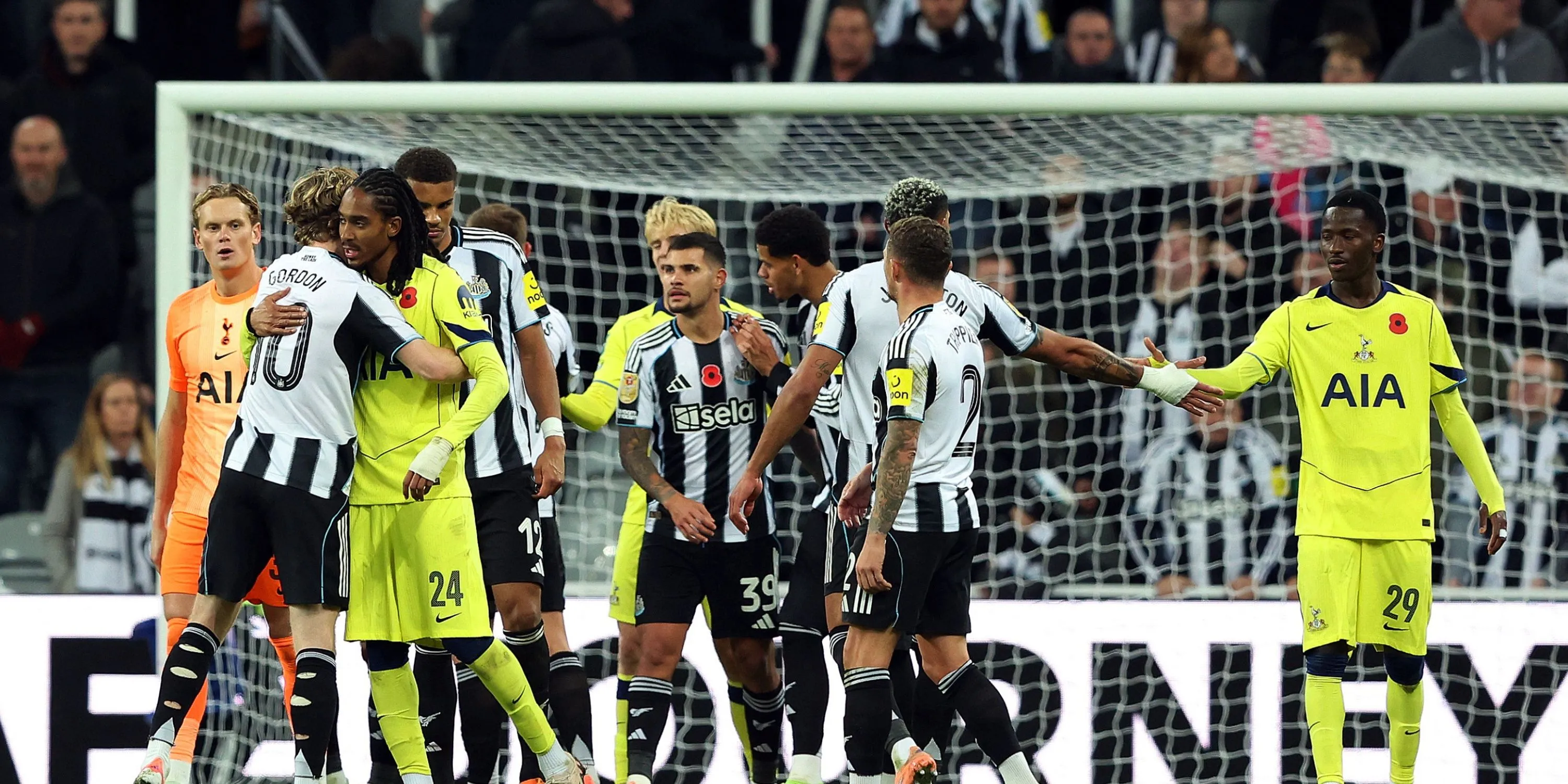 Pape Sarr để mất bóng 10 lần và không hoàn thành pha đi bóng nào