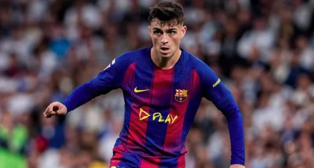 Pedri ôm đùi trái sau pha va chạm, chấn thương gân kheo khiến Barca lo lắng