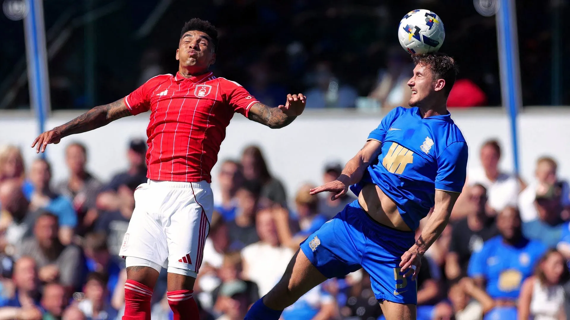 Phil Neumann đánh đầu ghi bàn cho Birmingham City trong trận gặp Preston, thể hiện sức mạnh không chiến và khả năng tham gia tấn công từ các tình huống cố định