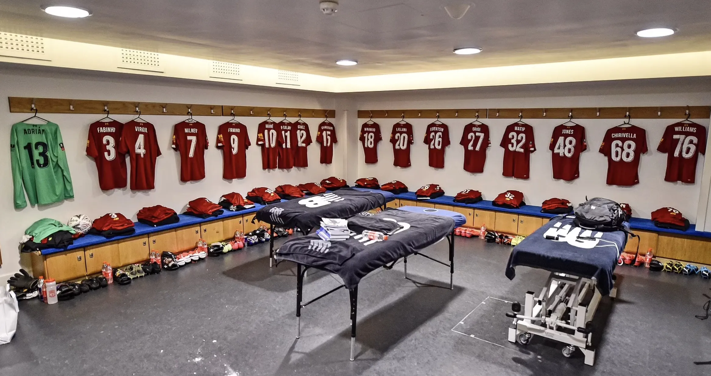 Phòng thay đồ dành cho các CLB Ngoại hạng Anh đến làm khách với thiết kế gây áp lực tâm lý