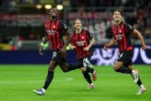 Rafael Leão ăn mừng bàn thắng cho AC Milan tại Giuseppe Meazza