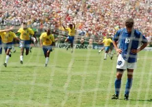 Roberto Baggio cúi đầu sau khi sút hỏng penalty ở chung kết World Cup 1994, hình tượng cho những khoảnh khắc thất bại của cả những người vĩ đại