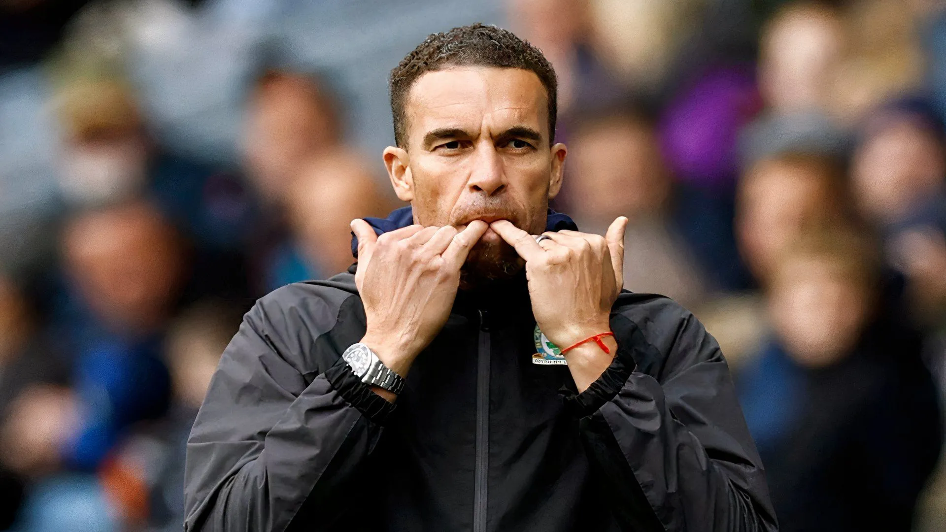 Ryan Alebiosu ăn mừng bàn thắng đầu tiên cho Blackburn Rovers trong trận gặp Southampton, cho thấy sự tự tin sau thương vụ 500.000 bảng