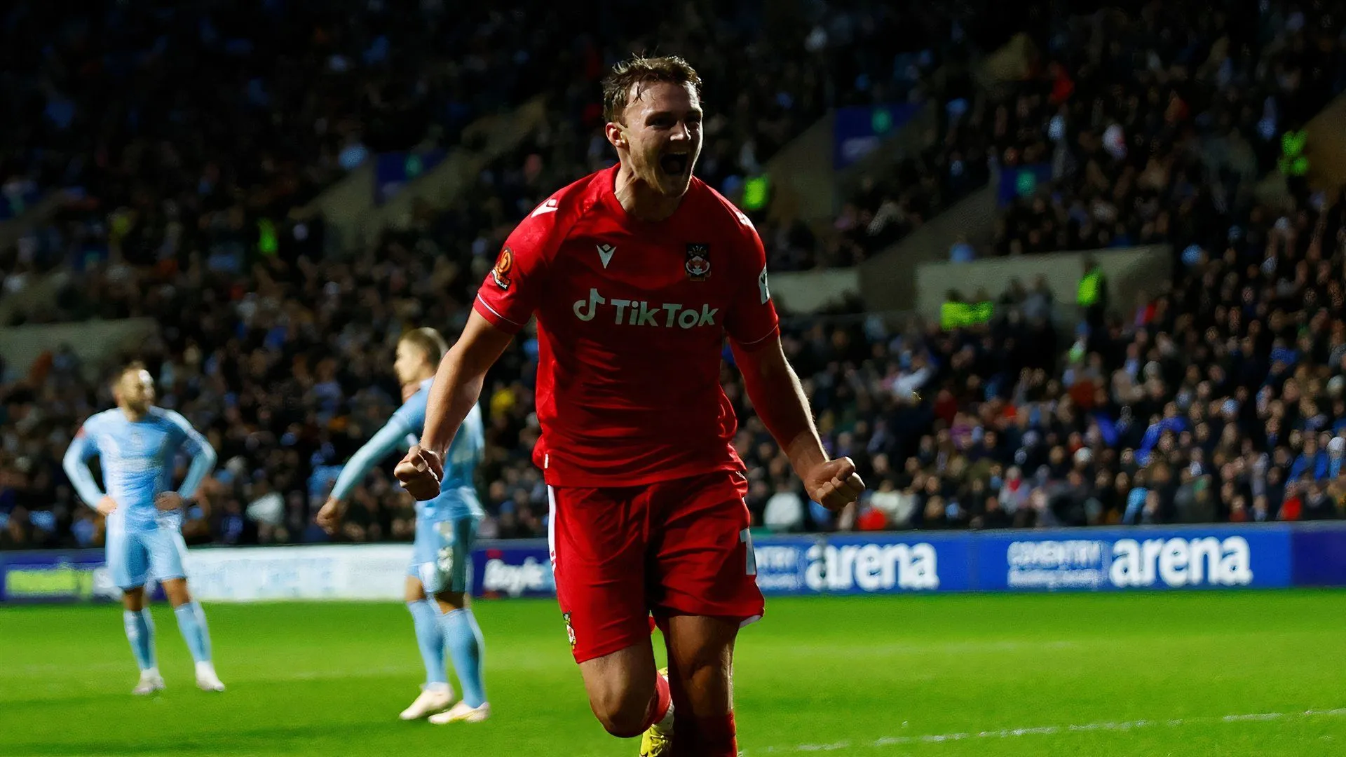 Sam Dalby ăn mừng bàn thắng cho Wrexham trước Coventry City